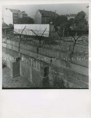 An der Sektorengrenze von Neukölln (West-Berlin) nach Treptow (Ost-Berlin), Ecke Wildenbruchstraße
