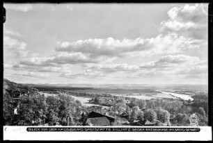 Dresden-Pillnitz, Blick von der Hausberg-Gaststätte gegen Erzgebirge und Sächsische Schweiz