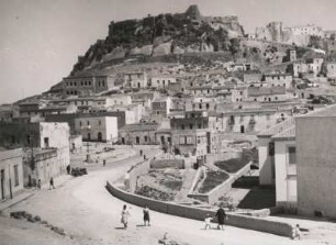 Castelsardo. Sardinien. Italien. Panorama des Ortes. Im Hintergrund die Burg Castelsardo