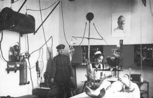 Röntgenzimmer eines Feldlazaretts : Technikgeschichte | Physik | Elektrizität | Röntgenstrahlen