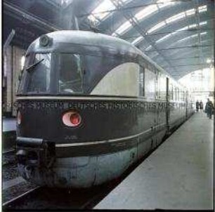 Schnelltriebwagen im Berliner Ostbahnhof