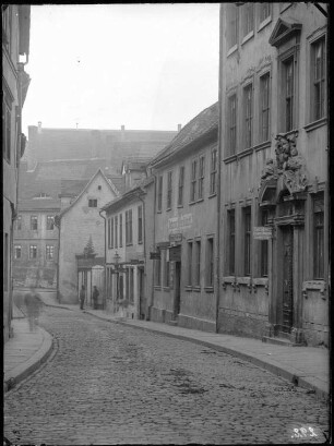 Blick in die Kleine Ulrichstraße von der Westseite zwischen Kanzleigasse und Mühlweg). rechte Bildseite: Kleine Ulrichstraße 7 (Buchdruckerei Schwarz), Kleine Ulrichstraße 6 (Restaurant Schmitt), Preußische Krone, Kleine Ulrichstraße 5, Kleine Ulrichstraße 4 (Lange, Schmiedemeister), Kleine Ulrichstraße 3 (Ulrich, Bäckermeister)