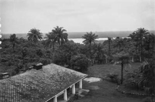 Mesurado River : Blick vom Dach der Deutschen Botschaft in Liberia in Richtung des Mesurado, der im westlichen Stadtgebiet von Monrovia in den Atlantik mündet.