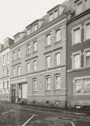 Wohnhaus mit Laden