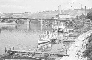 Würzburg: Schiffe am Mainkai und Friedensbrücke