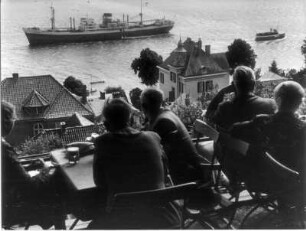Hamburg. Blankenese. Gäste des Restaurant Süllberg schauen auf die Elbe. Im Hintergrund ein Frachtschiff. Aufgenommen 1950