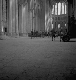Ausräumen der Stühle aus dem Langhaus der Kathedrale Notre-Dame in Chartres durch Soldaten und Kriegsgefangene (Aufnahme im Rahmen der Fotokampagne im besetzten Frankreich)