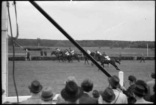Hoppegarten: Start, Vordergrund Stahlband