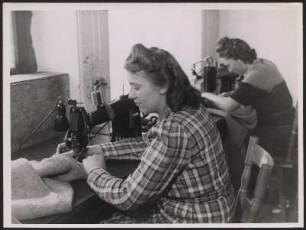 Zwei Frauen bei der Arbeit an der Nähmaschine