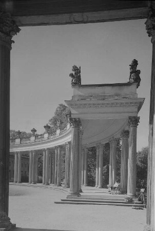 Potsdam. Schloss Sanssouci, Blick durch die westliche Kolonnade