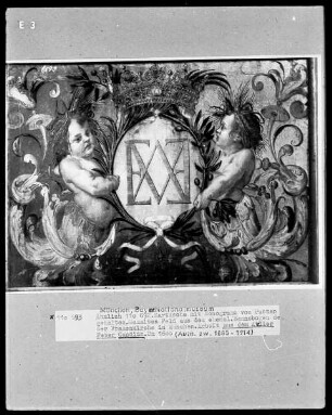Kartusche mit Monogramm von Putten gehalten