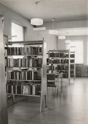 Radebeul, Sidonienstraße. Stadtbücherei. Benutzerraum mit Buchregalen
