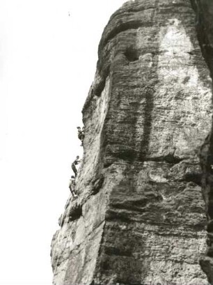 Sächsische Schweiz. Schmilka. Teufelsturm. Seilschaft Karheinz Gonda, W. Müller u. G. Junghans an der Talseite. (VIIIa)