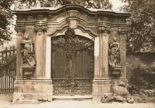 Michaelsche Gruft : Gesamtansicht der Gruft mit Glasdach von 1928 und schmiedeeisernem Gitter