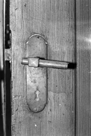 Am Mühlenteich 3: ehemalige Wassermühle: Innenansicht, Detailaufnahme: Türbeschlag und Türgriff aus Metall, an Holztür