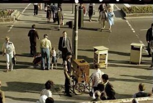 Berlin; West: Leierkastenmann vor Kranzler; von oben