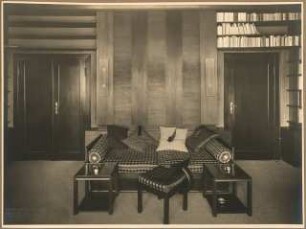 Landhaus Dr. Schneider Inneneinrichtung: Arbeitszimmer Sofa vor vertäfelter Wand