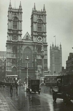 London. Blick auf Westminster Abbey mit Straßenszene im Vordergrund
