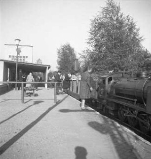 Dresden-Altstadt. Großer Garten. Ausflug mit der Pioniereisenbahn. Fahrgastwechsel am Bahnhof "Frohe Zukunft"