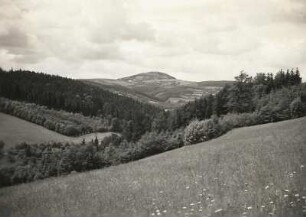 Erzgebirge oberhalb Lauenstein. Tal des Roten Wassers und Geisingberg vom Hand des Müglitztales