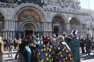 Karneval in Venedig : Kostümierte Touristengruppe vor der Markuskirche. Aufgenommen am Karnevaldienstag, dem 21. Februar 2012, am Markusplatz in Venedig