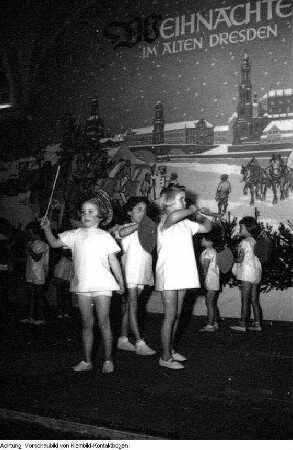 Dresden, Kurt-Fischer Platz (Olbrichtplatz), Nordhalle, Weihnachtsmesse 1953, Herstellung und Verpackung von Dresdner Weihnachtsstollen, November 1953