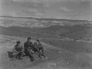 Drei Männer im Hochland : Drei sitzende Männer im bolivianischen Hochland.