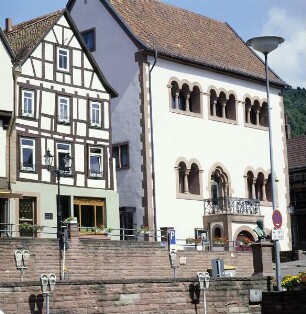 Gelnhausen. Romanisches Haus (Altes Rathaus). Südseite von Südwesten