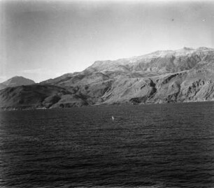 Küste nahe Kap Lithino : Nahe Kap Lithino an der Südküste von Kreta vom Wasser aus aufgenommen.