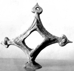 Viereckiges Ornament mit blattförmigen Enden (Schlossbeschlag, vielleicht von einem Türschloss)