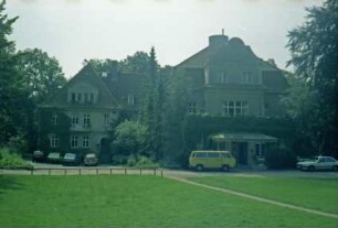 ehemaliges Gut Trenthorst-Wulmenau: Trenthorst: Herrenhaus: rechts Hauptfassade mit Eingang, links Nebeneingang: davor Auffahrt
