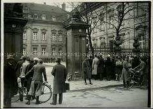 Berliner warten vor dem Reichspräsidentenpalais auf den wieder gewählten Paul von Hindenburg