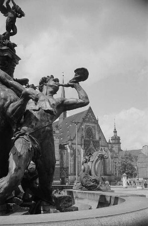 Ansicht des Mendebrunnens im Vordergrund, im Hintergrund die Paulinerkirche