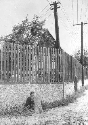 Steinkreuz : Steinbach, Dorfstraße. Steinkreuz am Nordrand