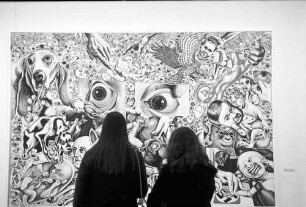 Berlin: Nationalgalerie; zwei vor Surrealem Gemälde