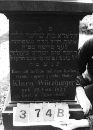 Grabstein 374 (Index: 100093485) Maße HxBxT: 249x50x50 cm Symbolik: (Leviten-)Kanne Besonderheit: Doppelgrab für Eheleute: Grabstein 374B