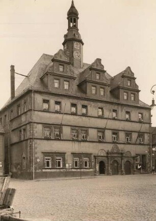 Penig, Rathaus : Rathaus mit dreiflügeligem Portal