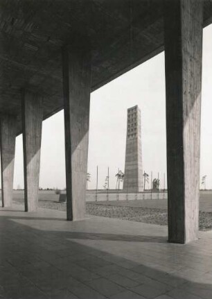 Sachsenhausen (Oranienburg-Sachsenhausen). Gedenkstätte und Museum Sachsenhausen. Blick aus der Gedenkhalle über dem ehem. Krematorium zu Turm und Denkmal