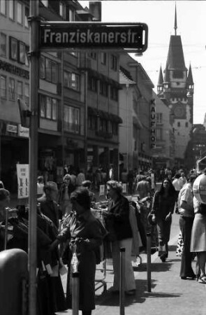 Freiburg: Kaiser-Joseph-Straße, Fußgänger, fotografiert in Richtung Martinstor