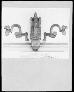 Fensterschlussstein mit Darstellung des Limburger Doms