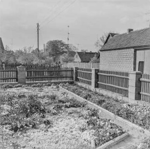Mulkwitz : Mulkwitz. Ortsansicht. Garten eines Wohnhauses
