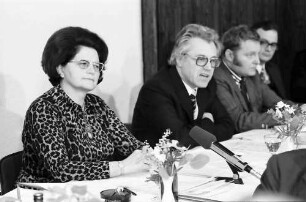 Freiburg: Hotel Stadt Freiburg; Pressekonferenz betr. Atomkraftwerk Wyhl; Wirtschaftsminister Eberle und Sozialministerin Frau Griesinger