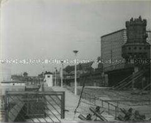 Sektorengrenze an der Oberbaumbrücke zwischen Kreuzberg (West-Berlin) und Friedrichshain (Ost-Berlin)