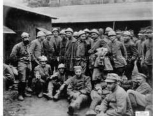 Kriegsgefangene Italiener in einem Gefangenenlager in Südtirol