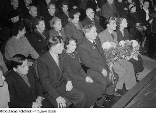 Porträts der sowjetischen Balletttänzer Jurij Kondratow und Maja Plissezkaja sowie des Bassisten M.D. Michailow im Kinosaal