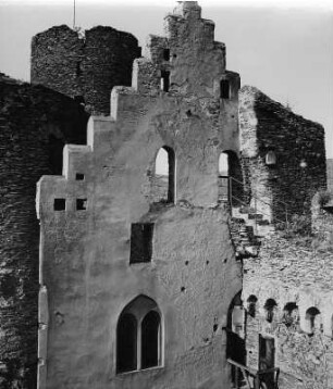 Oberwesel. Schönburg (Ersterwähnung 1149, Ausbau 1301/1400, Zerstörung 1689, Wiederaufbau 1801/1900 und 1901/2000). Giebelwand