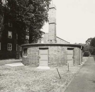Waschhaus mit Wäschemangel und Abstellräumen