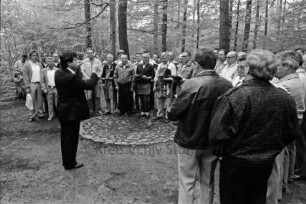 Waldfest: Fohlenkoppel: Veranstalter Männergesangverein Arion von 1890 e. V.: Gesangsvortrag mit Chorleiter: dahinter Zuschauer