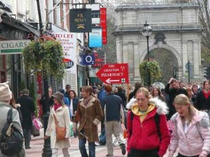 Passanten in der Grafton-Street, seit 1982 Fussgängerzone im Zentrum von Dublin