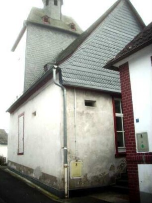 Niederlemp-Kirche von Westnordwesten-im Kern Spätgotisch-Wetterseite des Kirchturms verschiefert-Langhaus im Norden und Westen ebenfalls mit querliegenden Büchsenscharten ausgestattet